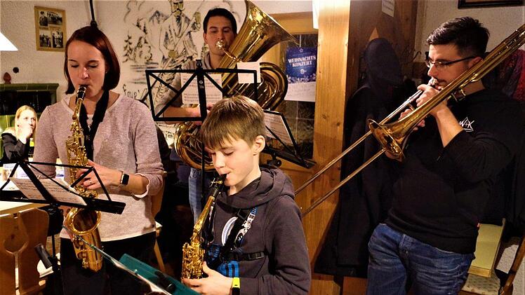 Der Nachwuchs des Musikvereins Wallenfels mit Tina Detsch, Florian Behrschmidt, Antonio Witsch und Ronny Peetz bereicherte die Flößerkerwa.Gerd Fleischmann