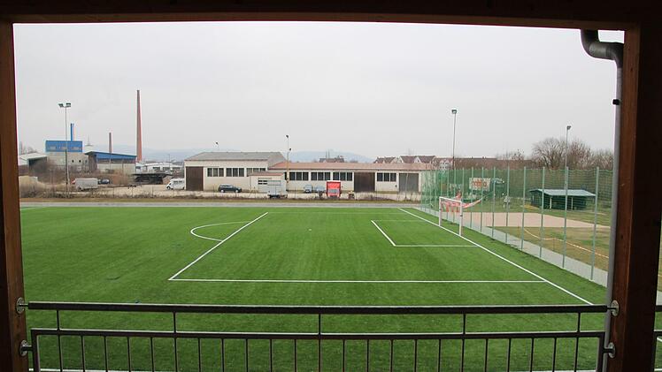 Blick über den Sportplatz des TSV hinüber zum Schramm-Gelände. Damit Lärmgrenzwerte eingehalten werden, müsste hier ein fünf Meter hoher Wall gebaut werden. Fotos: Tobias Kindermann