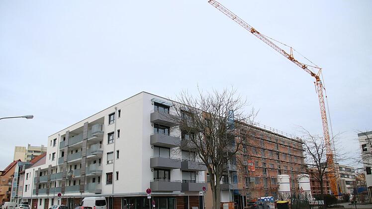 "Wohnpark am Tivolischlösschen" heißt ein Projekt des betreuten Wohnens, wo die Kloster-Langheim-Straße in die Starkenfeldstraße zuläuft. Der erste Bauabschnitt umfasst neben 28 barrierefreien Wohnungen das Quartiersbüro, eine Tagespflege und ein Café. Er ist nun zwar fertiggestellt und wird derzeit bezogen, es folgen aber noch zwei weitere Bauabschnitte die im Bau sind.