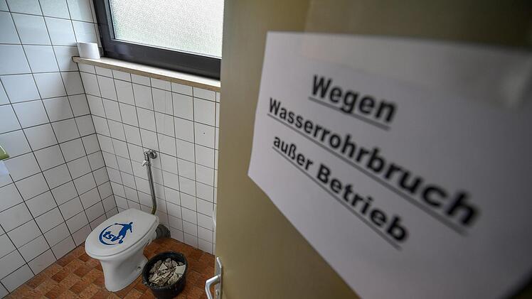 Die Toilette neben den Kabinen darf zur Zeit nicht benutzt werden.