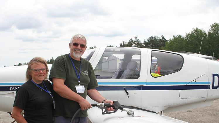 Holger und Annett Leonhardt kommen aus Bad Dürkheim: Das Ehepaar macht schon zum dritten Mal bei einem Deutschlandflug mit. Holger Leonhardt ist eigentlich Softwareentwickler, Fliegen allerdings ist die gemeinsame Passion des Ehepaares. Sie haben auch eine Flugschule.