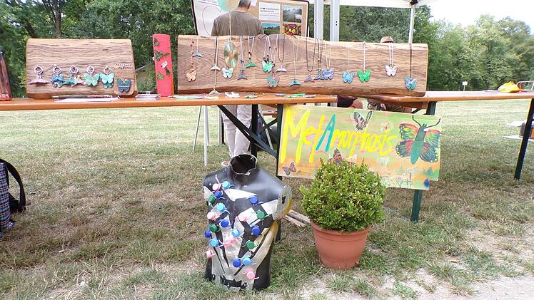 "Precious Plastics" - An diesem Stand werden schmucke Anhänger angeboten, die aus altem Plastik hergestellt wurden  Foto: Peter Reifschneider