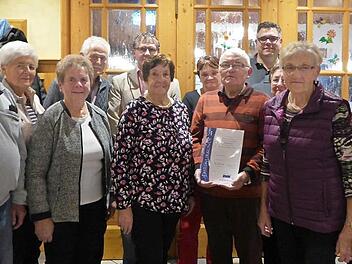 Die langjährigen VdK-Mitglieder mit stellvertretender Kreisvorsitzender Heidi Förtsch (Dritte von links), Kreisgeschäftsführer Günther Edl (Fünfter von links), Vorsitzender Inge Baume (rechts) und Zweitem Bürgermeister Marco Friepes (Dritter von rechts) Foto: Heidi Amon