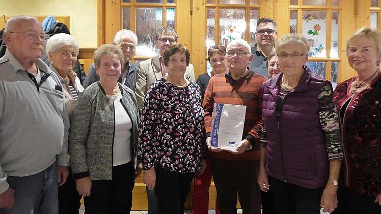 Die langjährigen VdK-Mitglieder mit stellvertretender Kreisvorsitzender Heidi Förtsch (Dritte von links), Kreisgeschäftsführer Günther Edl (Fünfter von links), Vorsitzender Inge Baume (rechts) und Zweitem Bürgermeister Marco Friepes (Dritter von rechts) Foto: Heidi Amon