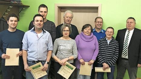 Für ihre 25-jährige Mitgliedschaft wurden geehrt (von links): Stefan Brand, Jan Sciarotta, Thomas Müller, Christel Braun, Ansgar Söder, Manuela Söder, Hannes Weigand und Helga Weigand. Rechts Vorsitzender Jochen Straub.  Fotos: Hilmar Ruppert