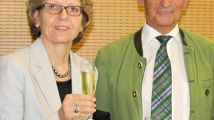 Das Ehepaar Hautmann besucht das Mutterhaus regelm&auml;&szlig;ig. Das Foto zeigt es bei der Verabschiedung von Reinhard Hautmann als Gesch&auml;ftsf&uuml;hrer des Krankenhauses.  FT-Archiv