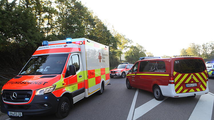 Auto &uuml;berschl&auml;gt sich: Zwei Verletzte bei schwerem Unfall auf Staatsstra&szlig;e