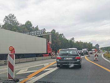 Mega-Chaos auf A7 bei Arnstein: Lkw prallt gegen Betonwand - Autobahn 12 Stunden gesperrt