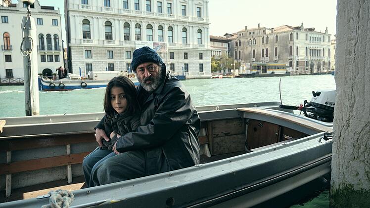 Der Fischer Zennaro (Claudio Caiolo, rechts) hilft Gabriel dabei, den kleinen Luca (Ettore Rosetto) zu besch&uuml;tzen.