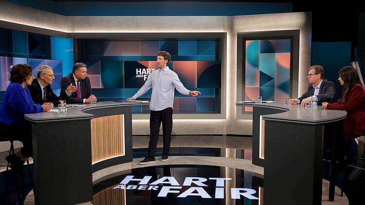 Wohin f&uuml;hrt der neue Krieg? In seiner Sendung "Hart aber fair" sprach Moderator Louis Klamroth (Mitte) mit seinen G&auml;sten &uuml;ber den Angriff Israels und der USA auf Iran.