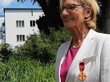 Barbara Mayerhofer aus Elfershausen hat den Verdienstorden der Bundesrepublik Deutschland unter anderem für ihr 17-jähriges Engagement im Bad Kissinger Hospizverein erhalten.  Fotos: Benedikt Borst