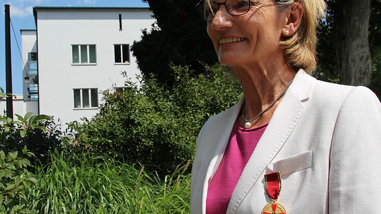 Barbara Mayerhofer aus Elfershausen hat den Verdienstorden der Bundesrepublik Deutschland unter anderem für ihr 17-jähriges Engagement im Bad Kissinger Hospizverein erhalten.  Fotos: Benedikt Borst