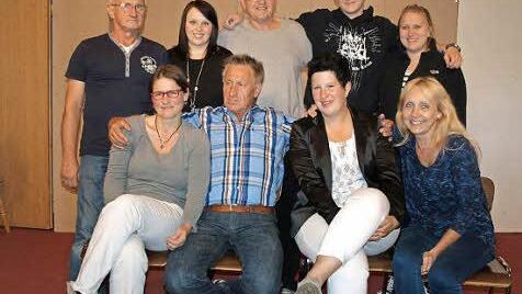 Hauptorganisator Hans Schumm (vorne Mitte) wird in dieser Saison von neuen Schauspielern und Souffleusen unterstützt.  Foto: wo