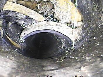 So sieht das Innenleben der Kanalisation im Mühlbachtal aus. Die Kanalrohre sind geborsten.  Foto: Ing-Büro Balling