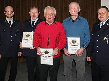 Vorsitzender Christoph Joa gratulierte zur langjährigen Mitgliedschaft Michael Reith, Hermann Raab und Rudolf Wagner. Kommandant Manfred Reith schloss sich den Glückwünschen an. Fotos: Gerd Schaar