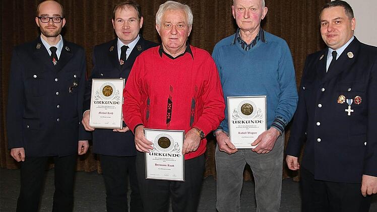 Vorsitzender Christoph Joa gratulierte zur langjährigen Mitgliedschaft Michael Reith, Hermann Raab und Rudolf Wagner. Kommandant Manfred Reith schloss sich den Glückwünschen an. Fotos: Gerd Schaar