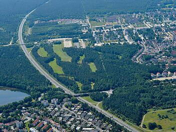 Schönes Wechselspiel aus Wald und Wiese - der Bamberger Golfplatz im Osten der Gartenstadt. Hier soll auch in Zukunft dem Ballspiel gefrönt werden. Die Frage lautet freilich, auf welcher Basis. Foto: Ronald Rinklef