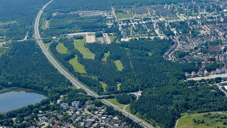 Schönes Wechselspiel aus Wald und Wiese - der Bamberger Golfplatz im Osten der Gartenstadt. Hier soll auch in Zukunft dem Ballspiel gefrönt werden. Die Frage lautet freilich, auf welcher Basis. Foto: Ronald Rinklef