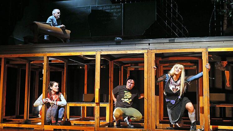 Uraufführung in Coburg: Szene aus "Klassenkämpfe" von Ruth Johanna Benrath.Foto: Henning Rosenbusch