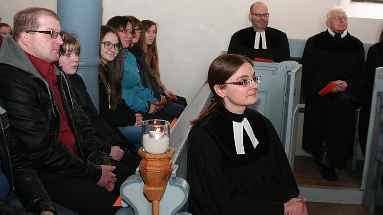 Tabea Richter als nachdenkliche Predigerin Foto: Evi Seeger