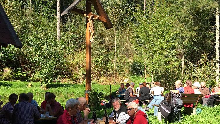Mittagsrast an einem malerischen Fleckchen oberhalb des Wirsberger Ortsteils Goldene Adlerhütte  Foto: Alexander Müller