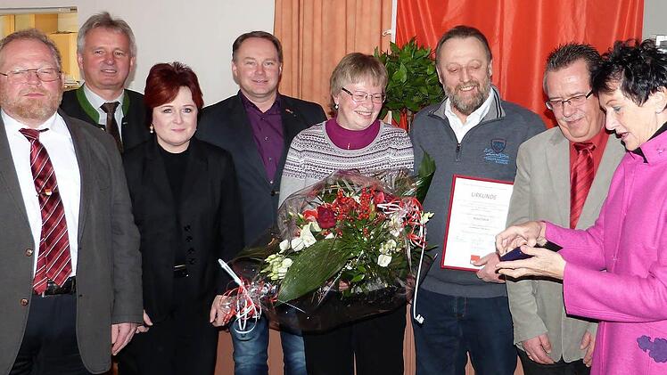 Alfred Faßold erhielt die Willy-Brandt-Medaille. Von links: MdL Klaus Adelt, stellvertretender SPD-Kreisvorsitzender Werner Diersch, stellvertretende Landrätin Christina Flauder, SPD-Bundestagskandidat Thomas Bauske, Hannelore und Alfred Faßold, SPD-Ortsvereinsvorsitzender Ralf Beutner und SPD-Kreisvorsitzende Inge Aures. Foto: Werner Reißaus