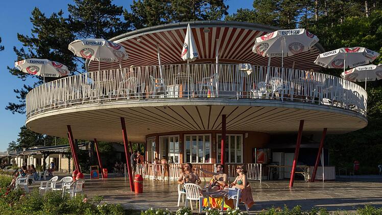 Das markante Gebäude im Stil der 1950er Jahre ist die zentrale Anlaufstelle für Gastronomie im Freibad. Foto: Siegfried Farkas