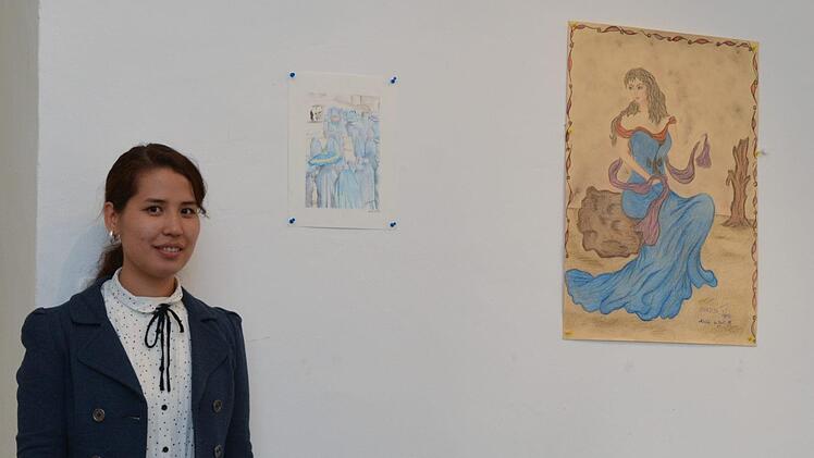 Golnessa Youseffi vor ihren Kunstwerken. Foto: Björn Hein