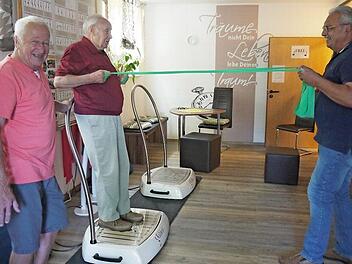 Gute Laune gehört dazu: Helmut Knobloch, Klaus Engelhardt und Ulrich Unger (von links) haben sichtlich Spaß, wenn sie auf und mit dem Galileo-Gerät im Seniorenzentrum der Awo in der Sonneberger Straße arbeiten. Foto: Berthold Köhler