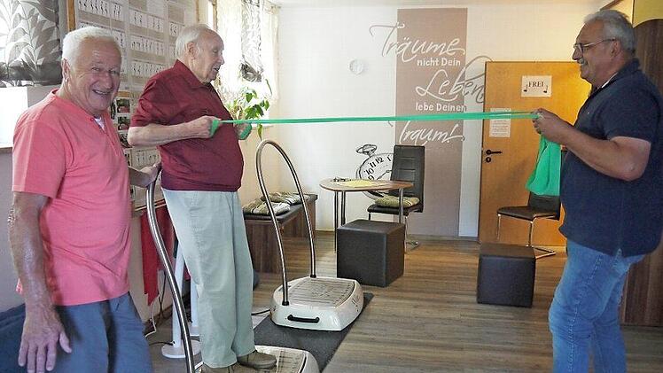 Gute Laune gehört dazu: Helmut Knobloch, Klaus Engelhardt und Ulrich Unger (von links) haben sichtlich Spaß, wenn sie auf und mit dem Galileo-Gerät im Seniorenzentrum der Awo in der Sonneberger Straße arbeiten. Foto: Berthold Köhler