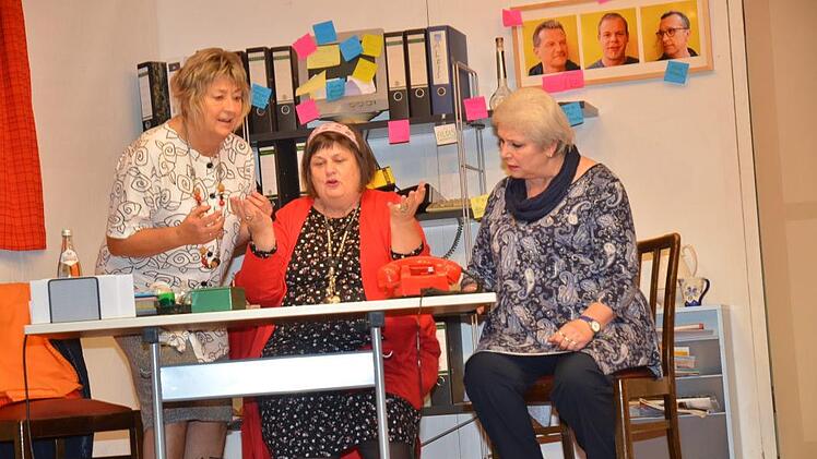 Zwei clevere Geschäftsfrauen führen eine Agentur, "Leih dir einen Mann". Zum ohnehin stressigen Job kommen noch Familienprobleme. Eine Wahrsagerin verheißt Turbulenzen ins Haus. Von links Maria Daum, Rita Vetter, Brigitte Löffler.Karl-Heinz Hofmann