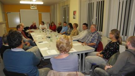 Die Allgemeinmediziner treffen sich regelmäßig unter dem Vorsitz von Dr. Martin Wünsch in einem Qualitätszirkel, in dem auch Weiterbildung der Assistenten ein Thema ist.Barbara Enders