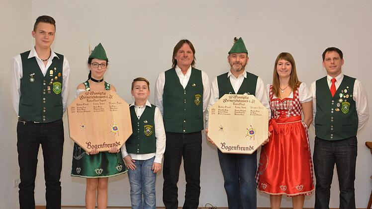 Die Sieger beim Robin-Hood-Turnier (von links):  Tim Röder, Romana Weigand, Ferdinand Götz, Gerhard Bötsch, Martin Scheuplein, Martina Krug und Stephan Kirchschlager (Leiter Bogenbereich). Foto: Björn Hein
