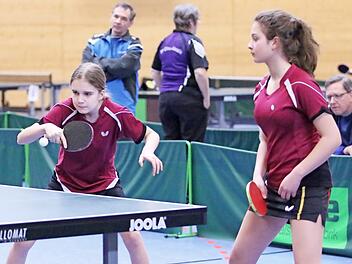 Bei den bayerischen Pokalmeisterschaften der B-Schülerinnen belegte der TSV Unterlauter den 4. Platz. Beste Punktesammlerinnen waren Lena Görs (links) und Tuba Sorkilic.  Foto: Horst Marr