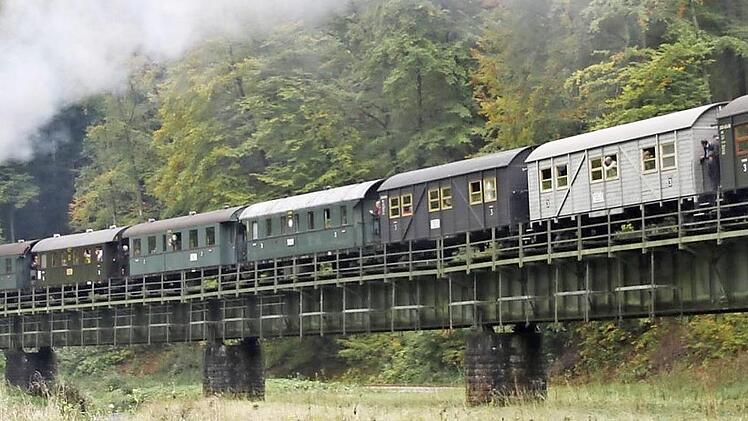 Die Museumsbahn bei der 155 langen Hindenburgbrücke, dem letzten Hindernis vor dem Bahnhof Behringersmühle  Foto: Reinhard Löwisch