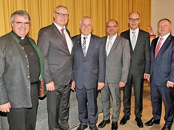Bei der Amtsübergabe am BBZ (von links): Domkapitular Clemens Bieber,  Caritas-Geschäftsführer Rudolf Hofmann, Oberstudiendirektor Harry Koch,  Studiendirektor   Georg Gißler, Regierungs-Vizepräsident Jochen Lange und  Landrat Thomas Bold. Foto: Dieter Britz