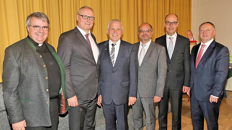 Bei der Amtsübergabe am BBZ (von links): Domkapitular Clemens Bieber,  Caritas-Geschäftsführer Rudolf Hofmann, Oberstudiendirektor Harry Koch,  Studiendirektor   Georg Gißler, Regierungs-Vizepräsident Jochen Lange und  Landrat Thomas Bold. Foto: Dieter Britz