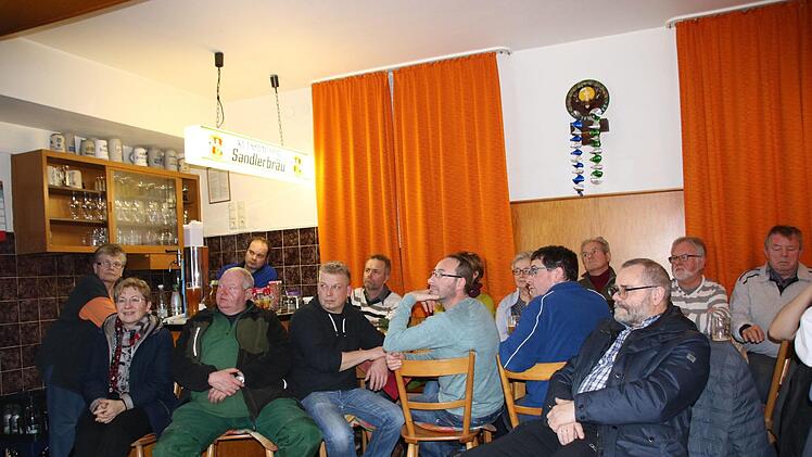 Volles Haus im  Grafendobracher Gasthaus Dobrachquelle, ...