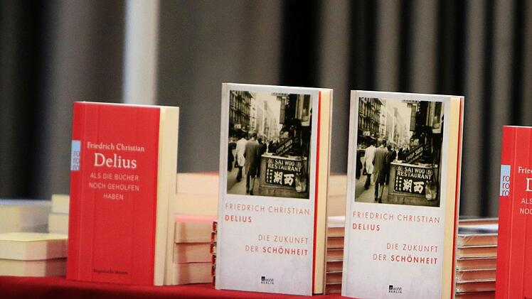 Friedrich Christian Delius stellte seine autobiografische Erzählung "Die Zukunft der Schönheit" bei einer Lesung in Coburg vor.Foto: Jochen Berger