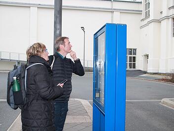 Erfahren in Sachen Nahverkehr - und doch verwirrt: Für MdL Markus Büchler ist es eine Herausforderung, den Weg vom Bahnhof zum Klinikum zu finden. Ohne ein paar Tipps von Dagmar Keis-Lechner geht es nicht.Foto: Katrin Geyer