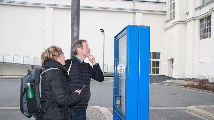 Erfahren in Sachen Nahverkehr - und doch verwirrt: Für MdL Markus Büchler ist es eine Herausforderung, den Weg vom Bahnhof zum Klinikum zu finden. Ohne ein paar Tipps von Dagmar Keis-Lechner geht es nicht.Foto: Katrin Geyer