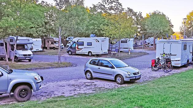 F&uuml;r acht Wohnmobile ist der Stellplatz eigentlich ausgewiesen. Mit der neuen Satzung sollen es zw&ouml;lf werden. Zum Zeitpunkt unseres Fotos am Abend des 8. September 2020 bev&ouml;lkerten &uuml;ber 20 Wohnmobile den Stellplatz. Foto: Johannes Michel