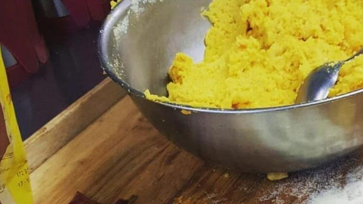Mit dem Kürbis macht Sandra Böllner den Teig für die Gnocchis. Foto: privat