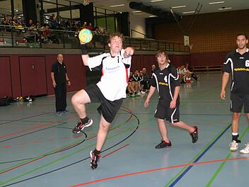 Der Eberner Witzgall (links) kommt frei zum Wurf und trifft zum 6:7-Anschluss gegen die SG FV 1912 Bamberg/Hallstadt.