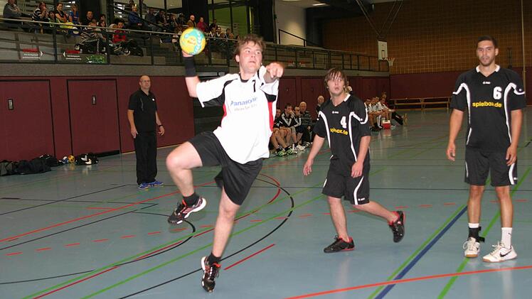 Der Eberner Witzgall (links) kommt frei zum Wurf und trifft zum 6:7-Anschluss gegen die SG FV 1912 Bamberg/Hallstadt.