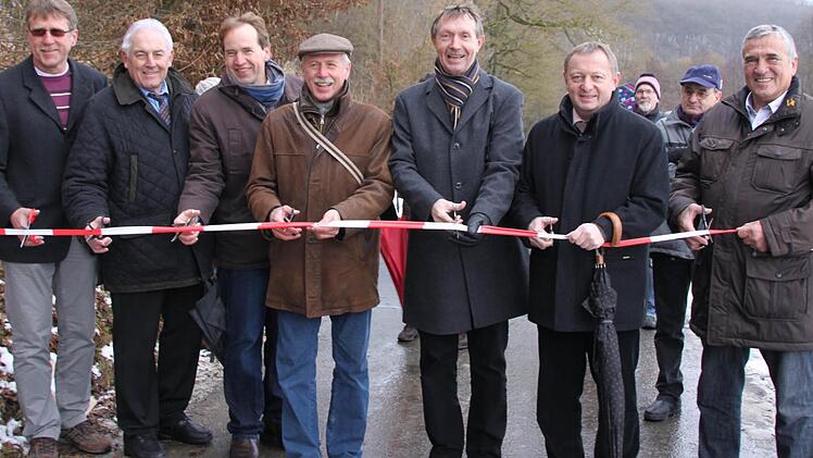 Übergabe des Wegs (v. l.): Peter Kreß, Armin Stolz, Detlef Mohr, Ernst Stross, Alfred Jeurink, Thomas Bold und Alfred Frank.