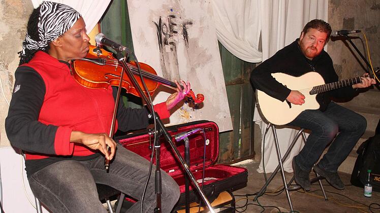 Felicia Peters (Gesang, Bratsche und Percussion) sowie Marcus Klinger (Gitarre und Gesang) sorgten mit ihren Liedern für den musikalischen Background.