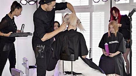 Rund zwei Stunden braucht Frank Burkard aus K&ouml;nigsberg, um die passende Frisur f&uuml;r eine Braut zu zaubern.  Fotos: Gerold Snater