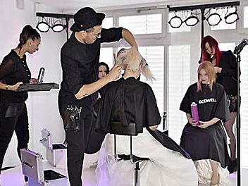 Rund zwei Stunden braucht Frank Burkard aus K&ouml;nigsberg, um die passende Frisur f&uuml;r eine Braut zu zaubern.  Fotos: Gerold Snater