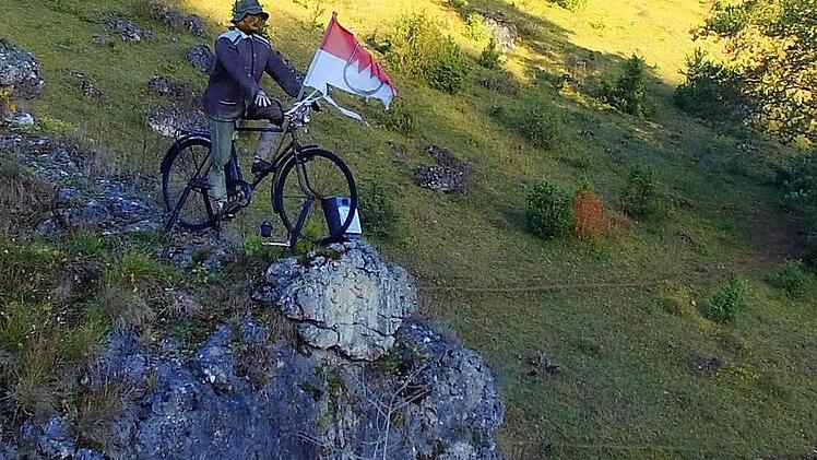Der Radfahrer "Claudius" auf einem Felsen im Kleinziegenfelder Tal Foto: Marco Freitag